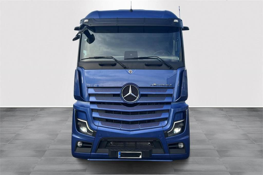 Mercedes-Benz Actros 3563 - Kamion sa golom šasijom i zatvorenom kabinom: slika 2 Mercedes-Benz Actros 3563 - Kamion sa golom šasijom i zatvorenom kabinom: slika 2