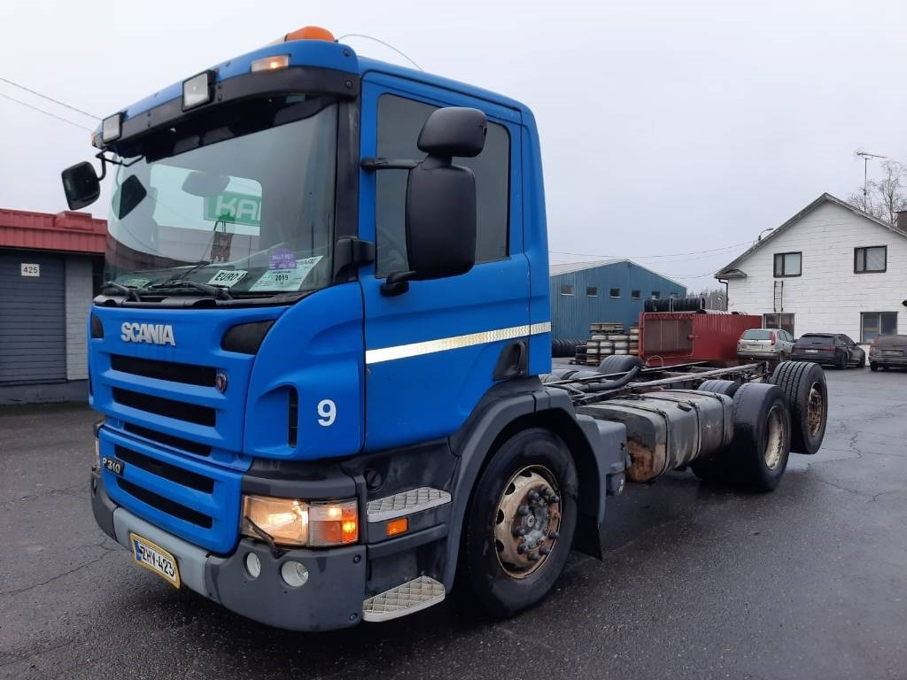 Scania P 310 - Kamion sa golom šasijom i zatvorenom kabinom: slika 1 Scania P 310 - Kamion sa golom šasijom i zatvorenom kabinom: slika 1