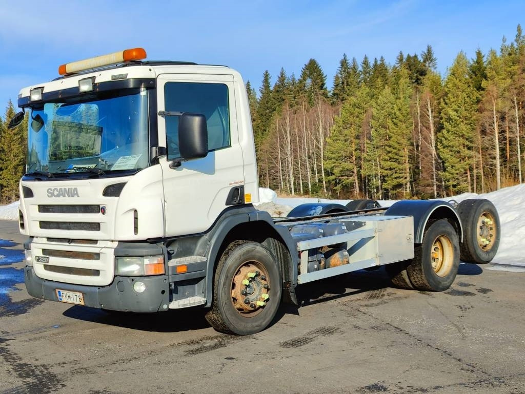 Scania P 320 - Kamion sa golom šasijom i zatvorenom kabinom: slika 1 Scania P 320 - Kamion sa golom šasijom i zatvorenom kabinom: slika 1
