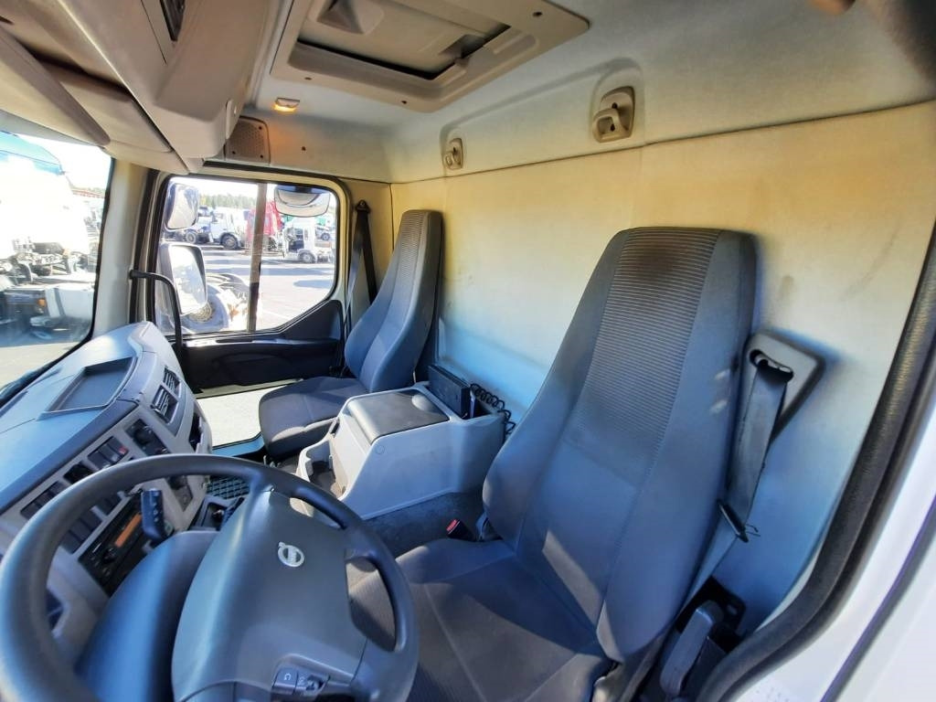 Kamion sa zatvorenim sandukom Volvo FL 240: slika 11