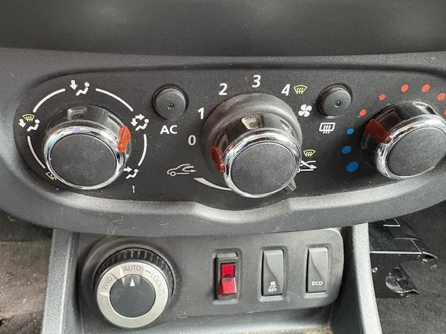 Automobil Dacia Duster 1.5DCI 4x4 MINI MPV (6 GEARS MANUAL GEARBOX / AIRCONDITIONING / CRUISE CONTROL / ETC.): slika 7