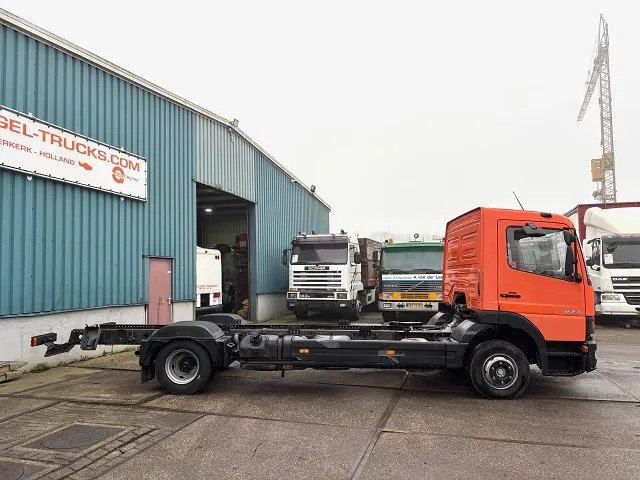 Mercedes-Benz Atego 823L DAY CAB (6-CILINDER) 4x2 CHASSIS (MANUAL GEARBOX / SPER DIFFERENTIAL / 6-CILINDER ENGINE) - Kamion sa golom šasijom i zatvorenom kabinom: slika 4 Mercedes-Benz Atego 823L DAY CAB (6-CILINDER) 4x2 CHASSIS (MANUAL GEARBOX / SPER DIFFERENTIAL / 6-CILINDER ENGINE) - Kamion sa golom šasijom i zatvorenom kabinom: slika 4