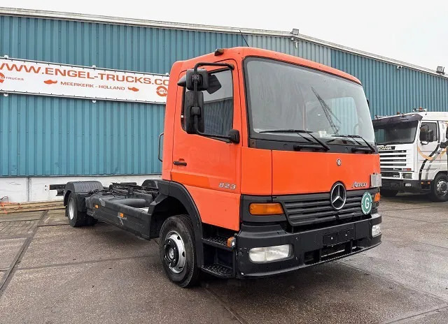 Mercedes-Benz Atego 823L DAY CAB (6-CILINDER) 4x2 CHASSIS (MANUAL GEARBOX / SPER DIFFERENTIAL / 6-CILINDER ENGINE) - Kamion sa golom šasijom i zatvorenom kabinom: slika 2 Mercedes-Benz Atego 823L DAY CAB (6-CILINDER) 4x2 CHASSIS (MANUAL GEARBOX / SPER DIFFERENTIAL / 6-CILINDER ENGINE) - Kamion sa golom šasijom i zatvorenom kabinom: slika 2