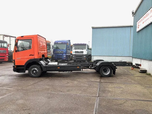 Mercedes-Benz Atego 823L DAY CAB (6-CILINDER) 4x2 CHASSIS (MANUAL GEARBOX / SPER DIFFERENTIAL / 6-CILINDER ENGINE) - Kamion sa golom šasijom i zatvorenom kabinom: slika 5 Mercedes-Benz Atego 823L DAY CAB (6-CILINDER) 4x2 CHASSIS (MANUAL GEARBOX / SPER DIFFERENTIAL / 6-CILINDER ENGINE) - Kamion sa golom šasijom i zatvorenom kabinom: slika 5