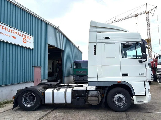 DAF XF 105.460 SPACECAB (4 IDENTICAL UNITS AVAILBLE) (ZF16 MANUAL GEARBOX / MX-BRAKE / 870+430 LITER TANK / FRIDGE / AIRCONDITIONING - Tegljač: slika 4 DAF XF 105.460 SPACECAB (4 IDENTICAL UNITS AVAILBLE) (ZF16 MANUAL GEARBOX / MX-BRAKE / 870+430 LITER TANK / FRIDGE / AIRCONDITIONING - Tegljač: slika 4