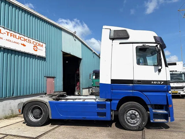 Mercedes-Benz Actros 1857 LS (MP1) MEGASPACE (EPS WITH CLUTCH (3-PEDALS) / RETARDER / REDUCTION AXLE / AIRCONDITIONING) - Tegljač: slika 4 Mercedes-Benz Actros 1857 LS (MP1) MEGASPACE (EPS WITH CLUTCH (3-PEDALS) / RETARDER / REDUCTION AXLE / AIRCONDITIONING) - Tegljač: slika 4