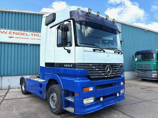Mercedes-Benz Actros 1857 LS (MP1) MEGASPACE (EPS WITH CLUTCH (3-PEDALS) / RETARDER / REDUCTION AXLE / AIRCONDITIONING) - Tegljač: slika 2 Mercedes-Benz Actros 1857 LS (MP1) MEGASPACE (EPS WITH CLUTCH (3-PEDALS) / RETARDER / REDUCTION AXLE / AIRCONDITIONING) - Tegljač: slika 2