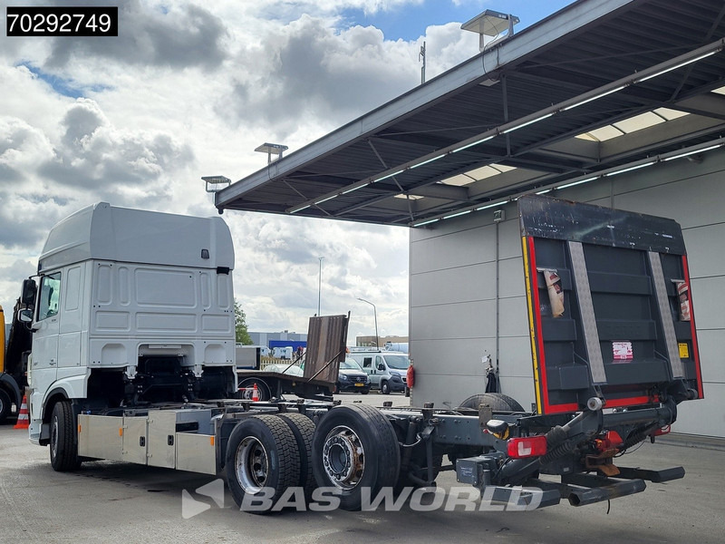 DAF XF 530 XF 6X2 2000kg Ladebordwand Lift+Steering-Axle Navi ACC Euro 6 - Kamion sa golom šasijom i zatvorenom kabinom: slika 2 DAF XF 530 XF 6X2 2000kg Ladebordwand Lift+Steering-Axle Navi ACC Euro 6 - Kamion sa golom šasijom i zatvorenom kabinom: slika 2