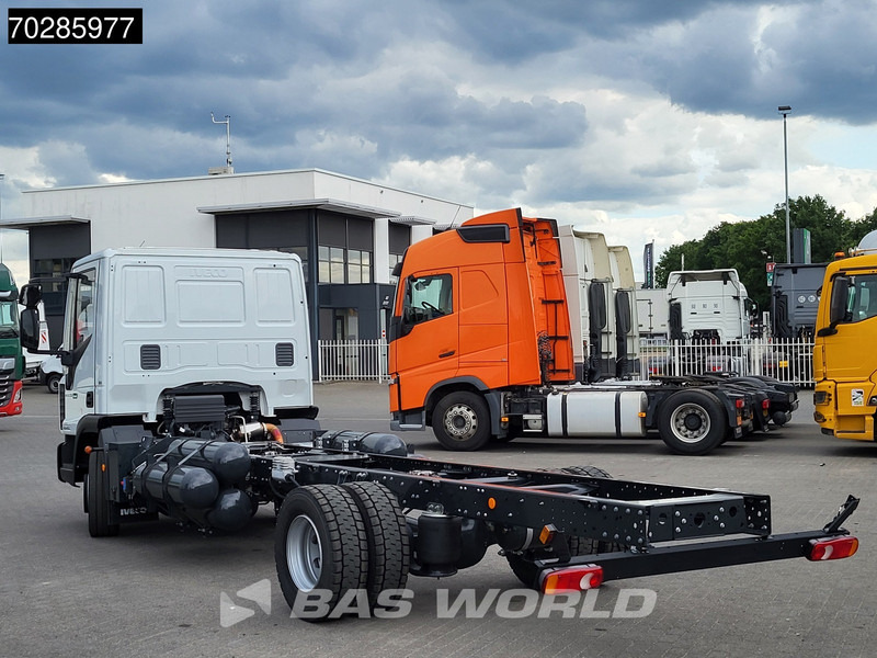 Iveco Eurocargo 120LE210 4X2 Nieuw! CNG 2xTanks Retarder TELMA Euro 6 - Kamion sa golom šasijom i zatvorenom kabinom: slika 2 Iveco Eurocargo 120LE210 4X2 Nieuw! CNG 2xTanks Retarder TELMA Euro 6 - Kamion sa golom šasijom i zatvorenom kabinom: slika 2
