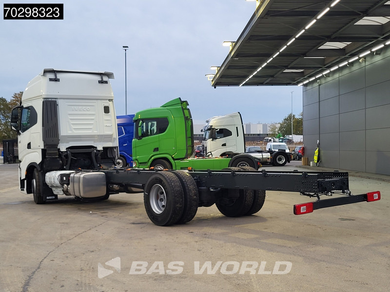 Iveco S-Way 420 4X2 NEW! Chassis, Automatic Standklima 2xTanks Euro 6 - Kamion sa golom šasijom i zatvorenom kabinom: slika 2 Iveco S-Way 420 4X2 NEW! Chassis, Automatic Standklima 2xTanks Euro 6 - Kamion sa golom šasijom i zatvorenom kabinom: slika 2