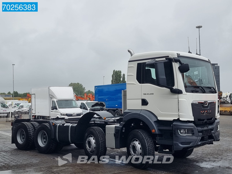 MAN TGS 41.440 8X4 NEW chassis Steelsuspension Automatic Euro 6 - Kamion sa golom šasijom i zatvorenom kabinom: slika 3 MAN TGS 41.440 8X4 NEW chassis Steelsuspension Automatic Euro 6 - Kamion sa golom šasijom i zatvorenom kabinom: slika 3