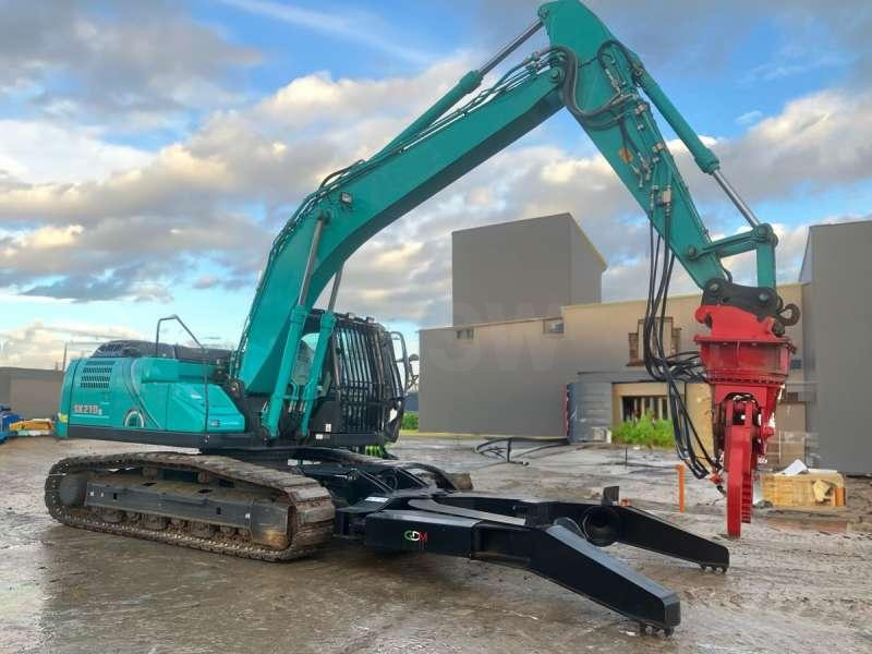 Bager za obradu otpada/ Industrije Kobelco SK210LC-10E: slika 1