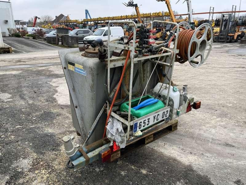 Tecnoma CUVE DE TRAITEMENT PHYTO - Prskalica montirana na traktor: slika 4 Tecnoma CUVE DE TRAITEMENT PHYTO - Prskalica montirana na traktor: slika 4