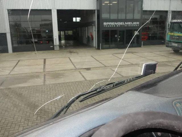 DAF CF 85.430 8X4 EURO3 WITH AIRCO - Kamion sa golom šasijom i zatvorenom kabinom: slika 4 DAF CF 85.430 8X4 EURO3 WITH AIRCO - Kamion sa golom šasijom i zatvorenom kabinom: slika 4