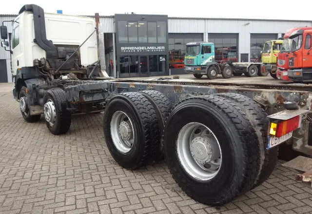 DAF CF 85.430 8X4 EURO3 WITH AIRCO - Kamion sa golom šasijom i zatvorenom kabinom: slika 2 DAF CF 85.430 8X4 EURO3 WITH AIRCO - Kamion sa golom šasijom i zatvorenom kabinom: slika 2