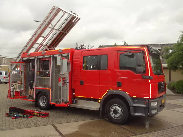 MAN TGM 15.250 FIRE TRUCK,2000 LITER TANK, FOAM TANK, AIRCO,WITH EQUIPMENT - Vatrogasni kamion: slika 5 MAN TGM 15.250 FIRE TRUCK,2000 LITER TANK, FOAM TANK, AIRCO,WITH EQUIPMENT - Vatrogasni kamion: slika 5