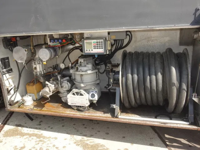 Mercedes-Benz ATEGO 2533 6X2 18500 LITER,MANUAL GEARBOX,ARCO - Kamion cisterna: slika 4 Mercedes-Benz ATEGO 2533 6X2 18500 LITER,MANUAL GEARBOX,ARCO - Kamion cisterna: slika 4