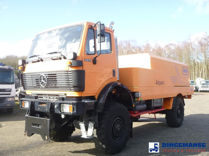 Mercedes-Benz SK 2031 4x4x4 Schmidt CJS9 airport sweeper snow plough - Vozilo za čišćenje snega: slika 4 Mercedes-Benz SK 2031 4x4x4 Schmidt CJS9 airport sweeper snow plough - Vozilo za čišćenje snega: slika 4