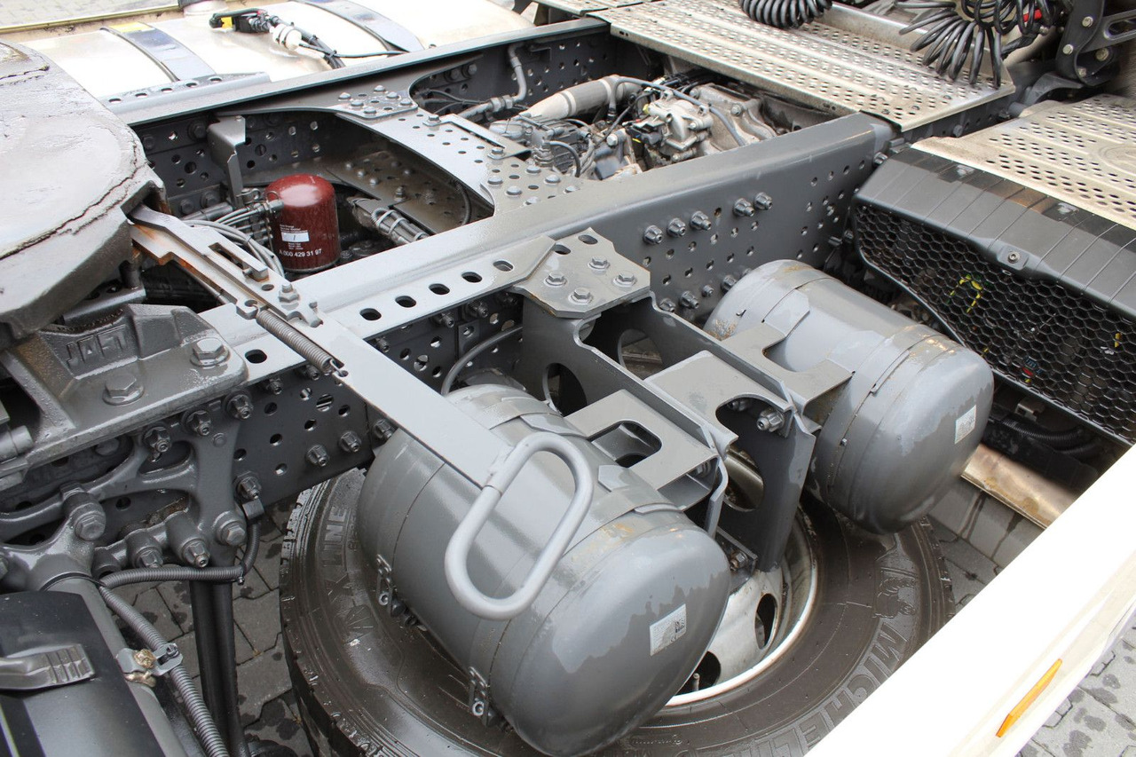 Tegljač Mercedes-Benz Actros 1848 LS 4x2 BigSpace (MP5) Vollverspoiler: slika 9 Tegljač Mercedes-Benz Actros 1848 LS 4x2 BigSpace (MP5) Vollverspoiler: slika 9