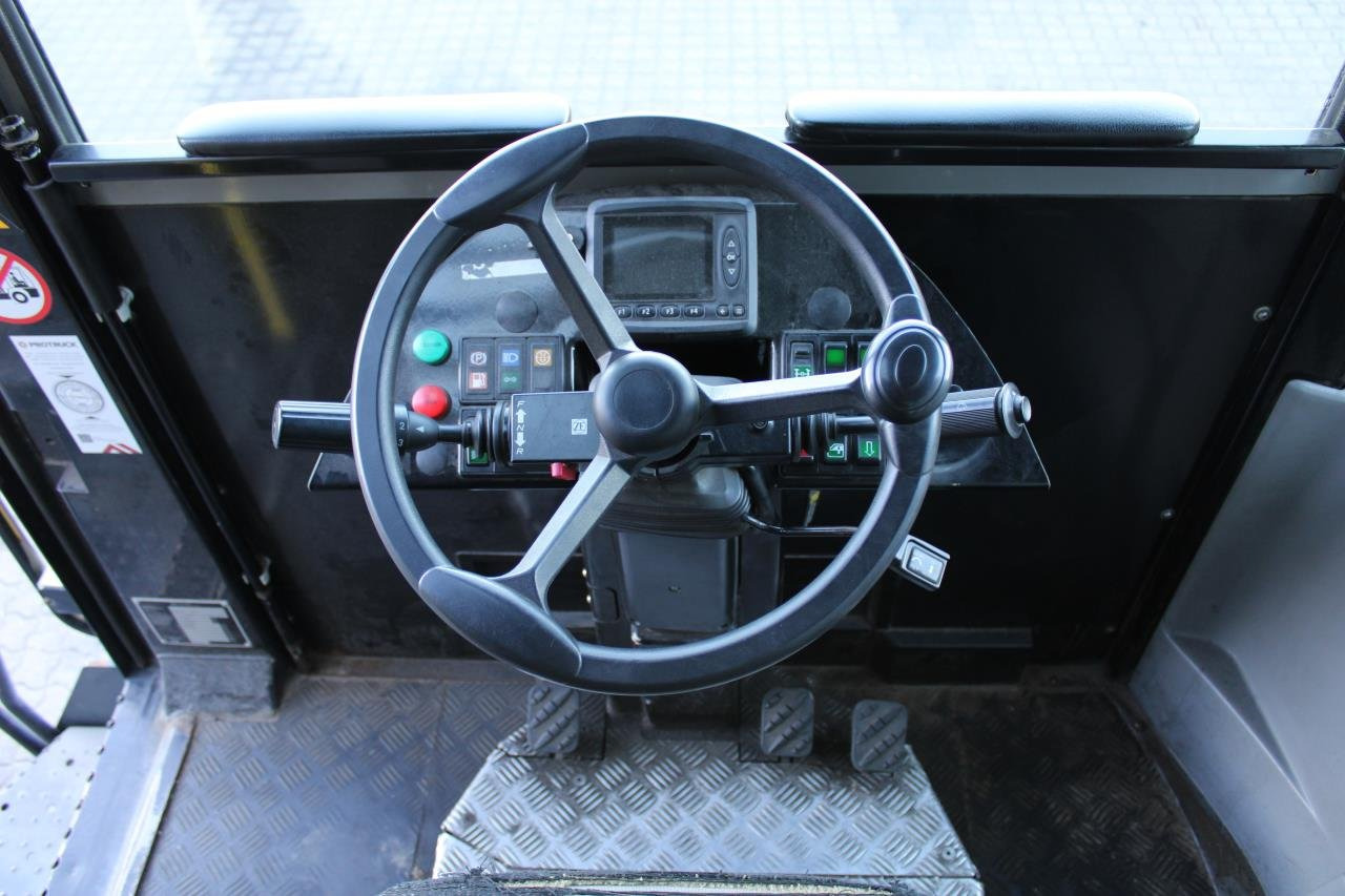 MOL RM255 4X4 - Terminalni traktor: slika 4 MOL RM255 4X4 - Terminalni traktor: slika 4