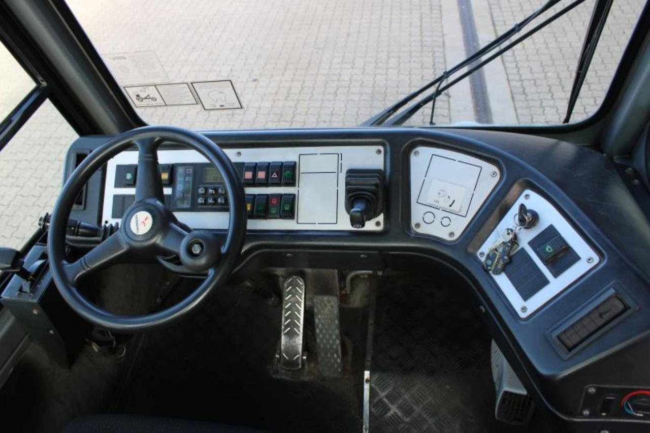 Terberg YT182 - Terminalni traktor: slika 4 Terberg YT182 - Terminalni traktor: slika 4