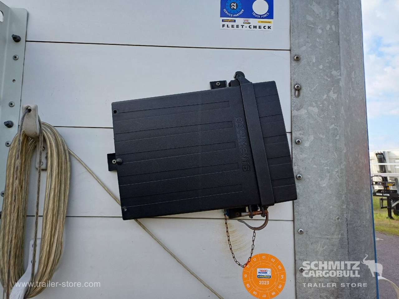 SCHMITZ Auflieger Curtainsider Standard Forklift holder - Poluprikolica sa ceradom: slika 3 SCHMITZ Auflieger Curtainsider Standard Forklift holder - Poluprikolica sa ceradom: slika 3