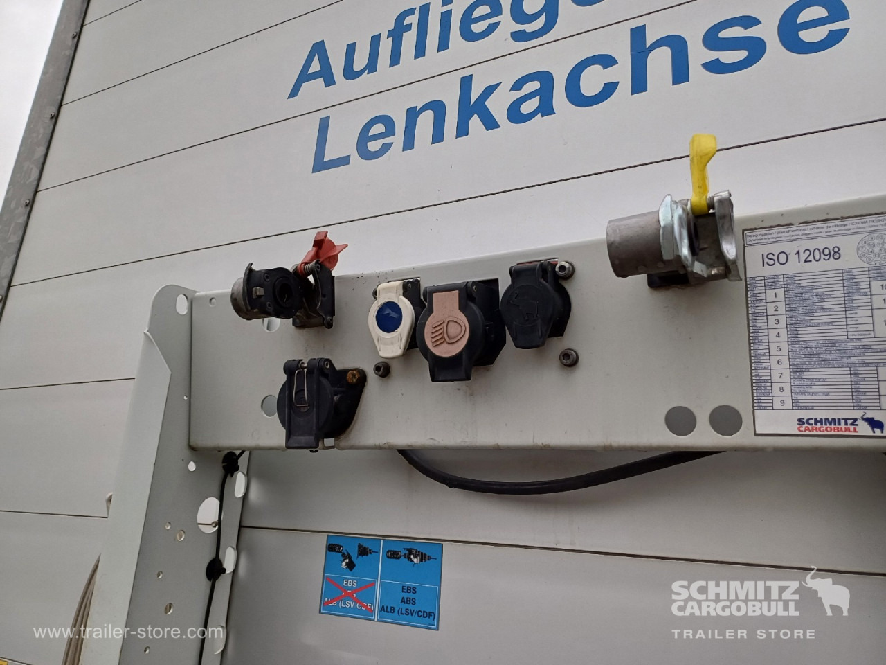 SCHMITZ Auflieger Curtainsider Standard Forklift holder - Poluprikolica sa ceradom: slika 2 SCHMITZ Auflieger Curtainsider Standard Forklift holder - Poluprikolica sa ceradom: slika 2