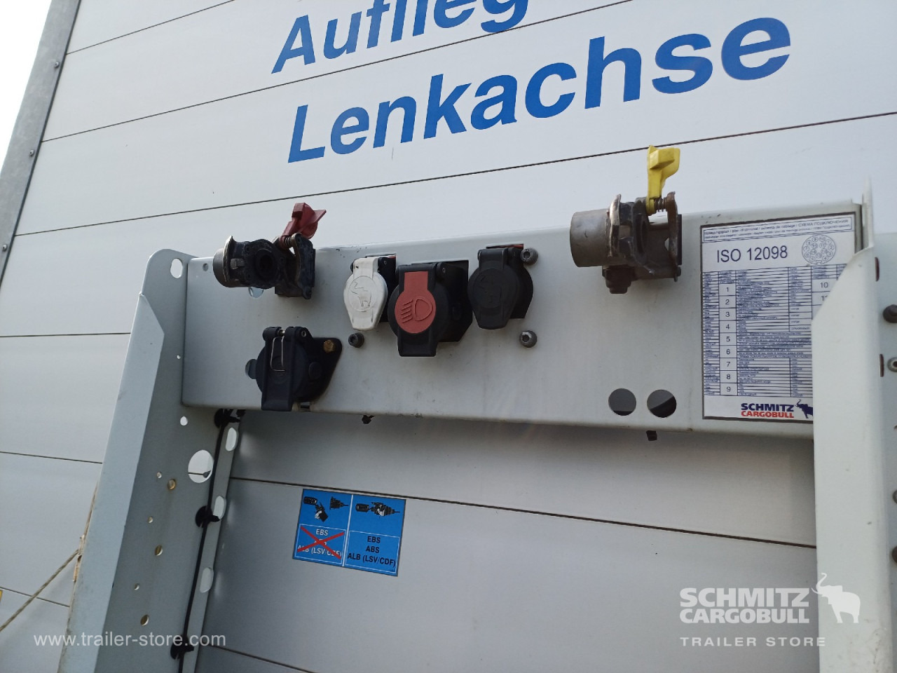 SCHMITZ Auflieger Curtainsider Standard Forklift holder - Poluprikolica sa ceradom: slika 2 SCHMITZ Auflieger Curtainsider Standard Forklift holder - Poluprikolica sa ceradom: slika 2