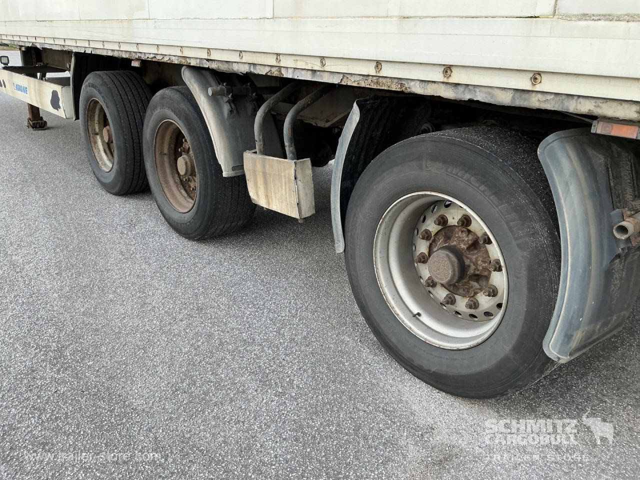 KRONE Dryfreight Standard Taillift - Poluprikolica sa zatvorenim sandukom: slika 2 KRONE Dryfreight Standard Taillift - Poluprikolica sa zatvorenim sandukom: slika 2