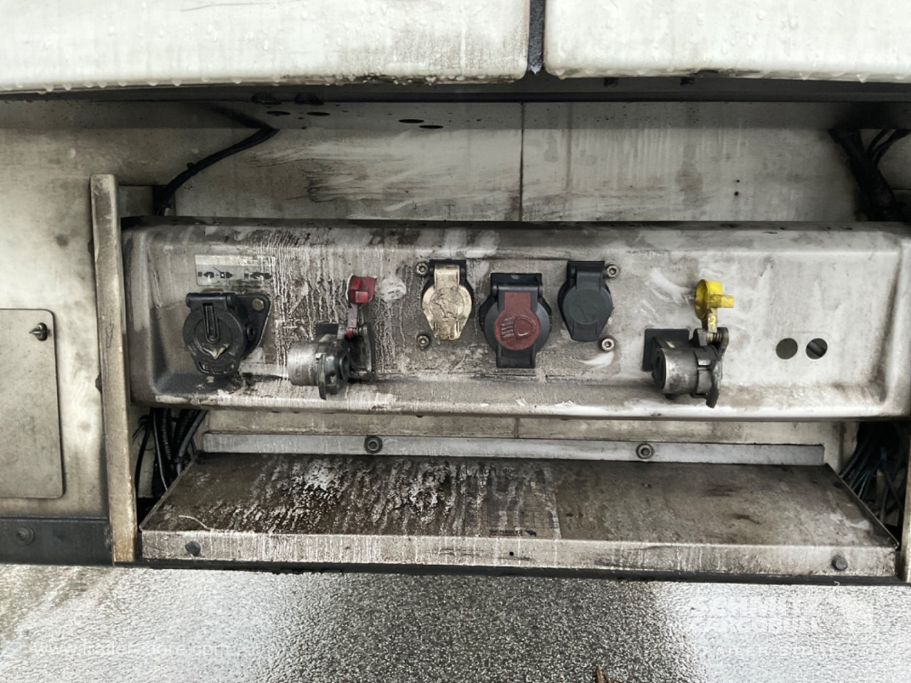 SCHMITZ Reefer Multitemp Double deck - Izotermička poluprikolica: slika 2 SCHMITZ Reefer Multitemp Double deck - Izotermička poluprikolica: slika 2