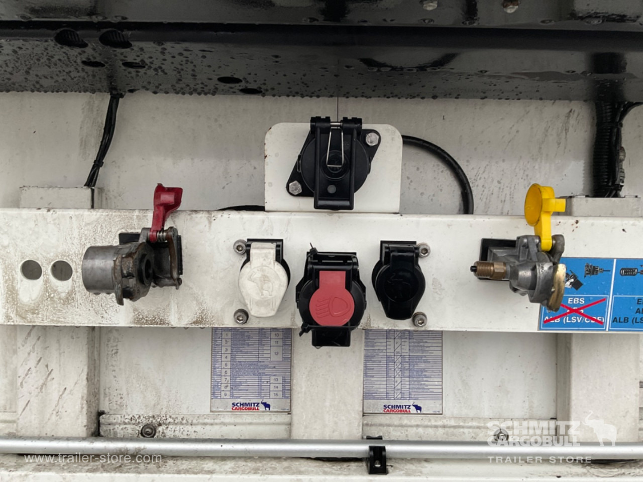 SCHMITZ Reefer Multitemp Double deck - Izotermička poluprikolica: slika 4 SCHMITZ Reefer Multitemp Double deck - Izotermička poluprikolica: slika 4
