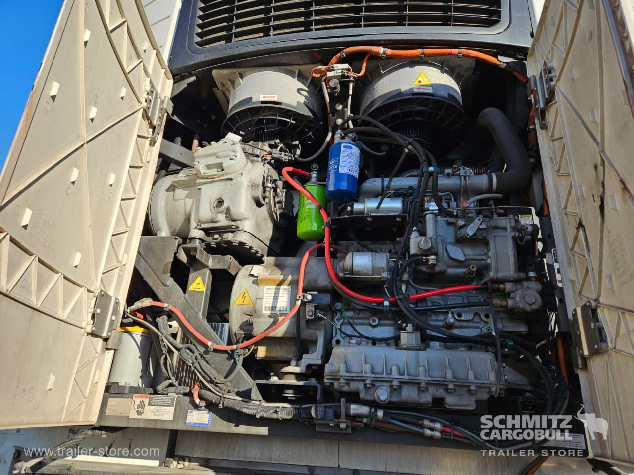 SCHMITZ Reefer Multitemp Taillift - Izotermička poluprikolica: slika 2 SCHMITZ Reefer Multitemp Taillift - Izotermička poluprikolica: slika 2