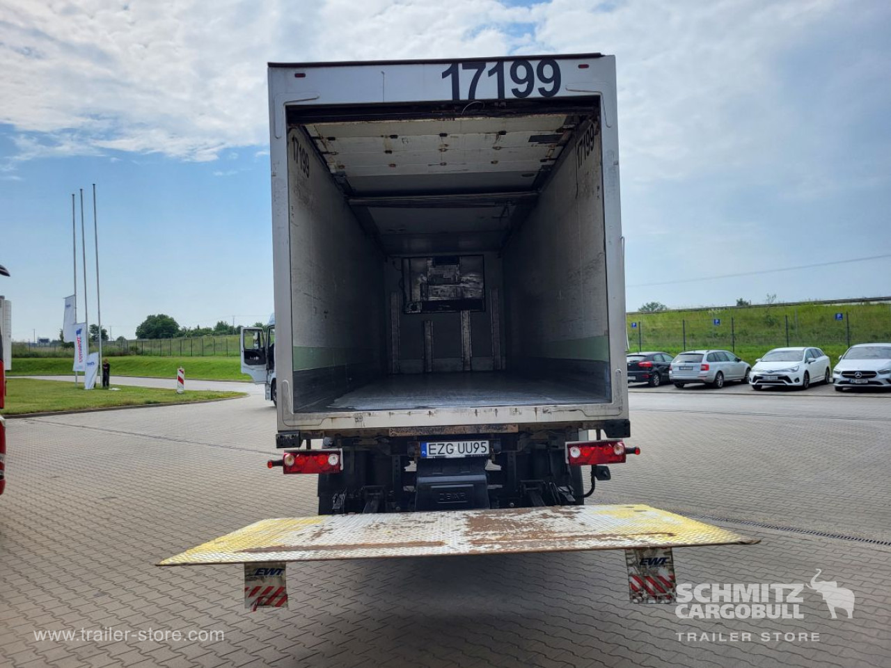 SCHMITZ Insulated/refrigerated box Taillift - Poluprikolica hladnjače: slika 2 SCHMITZ Insulated/refrigerated box Taillift - Poluprikolica hladnjače: slika 2