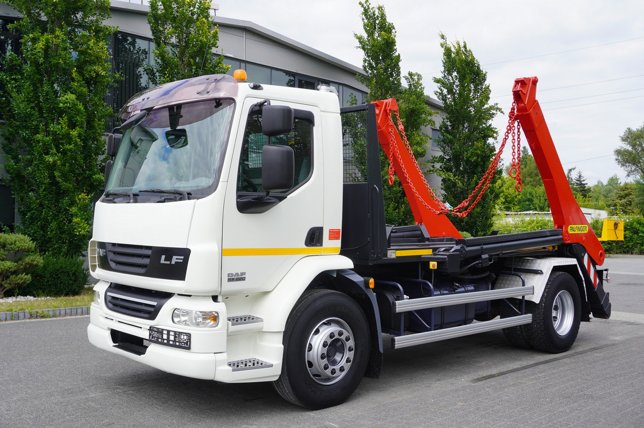 DAF LF 55.220 Skip loader GUIMA PALFINGER M14T - Kamion za utovaranje kontejnera: slika 1 DAF LF 55.220 Skip loader GUIMA PALFINGER M14T - Kamion za utovaranje kontejnera: slika 1