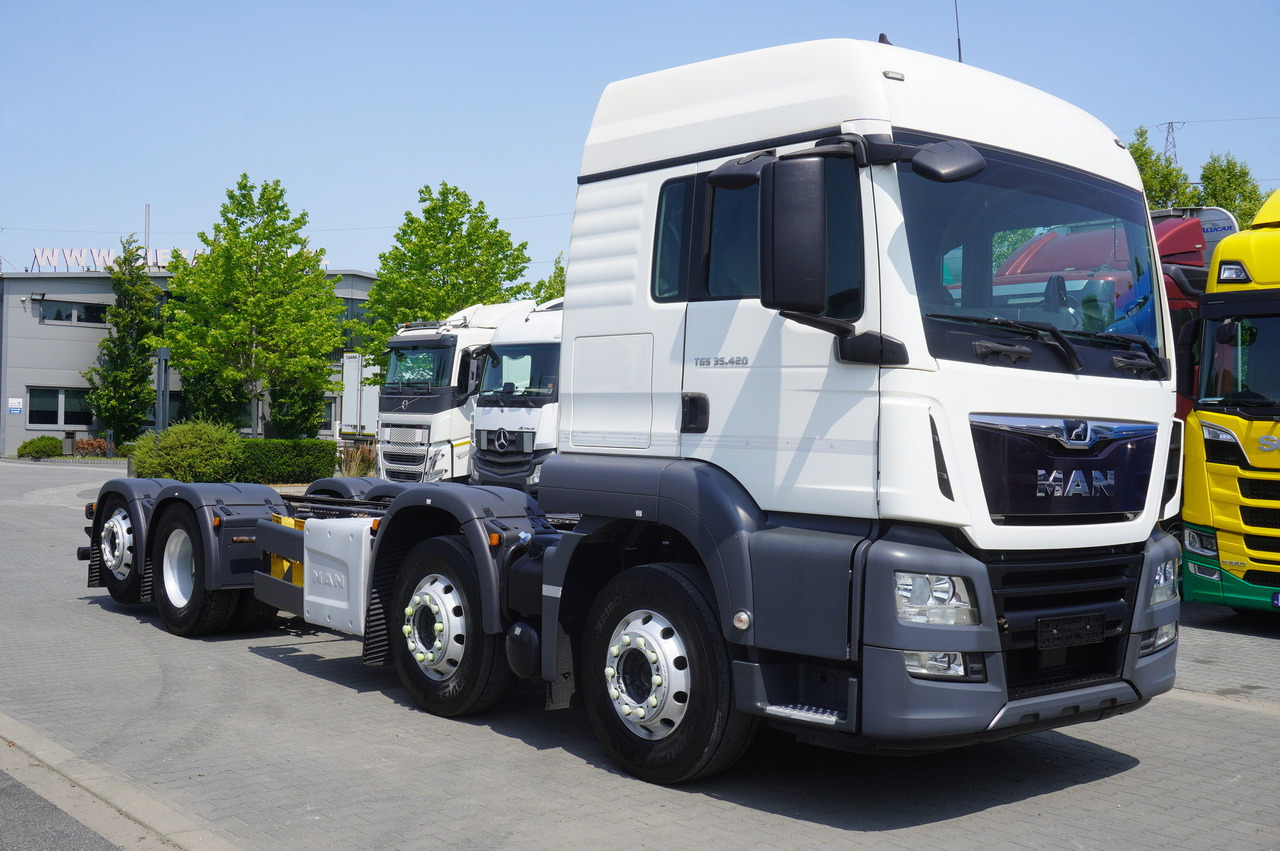 MAN TGS 35.420 8×2 / Chassis 6.4 m / 3 steered axles - Kamion sa golom šasijom i zatvorenom kabinom: slika 4 MAN TGS 35.420 8×2 / Chassis 6.4 m / 3 steered axles - Kamion sa golom šasijom i zatvorenom kabinom: slika 4