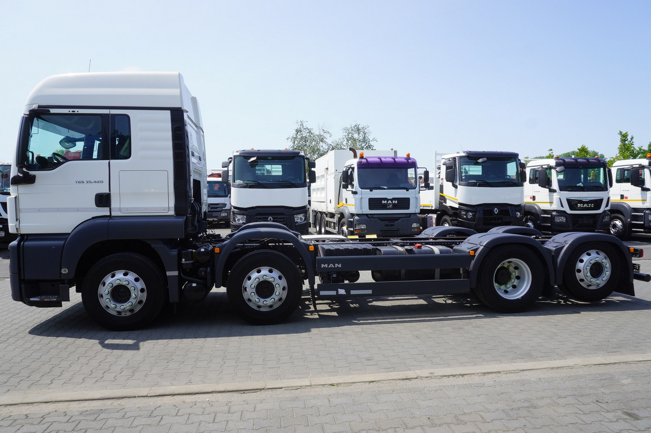 MAN TGS 35.420 8x2 / Chassis 6.4 m / 3 steered axles - Kamion sa golom šasijom i zatvorenom kabinom: slika 3 MAN TGS 35.420 8x2 / Chassis 6.4 m / 3 steered axles - Kamion sa golom šasijom i zatvorenom kabinom: slika 3