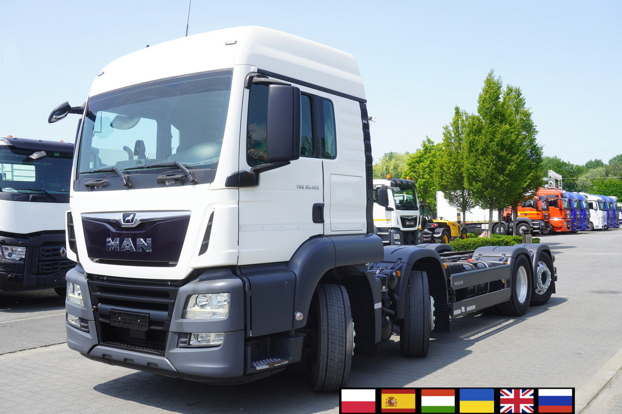 MAN TGS 35.420 8x2 / Chassis 6.4 m / 3 steered axles - Kamion sa golom šasijom i zatvorenom kabinom: slika 1 MAN TGS 35.420 8x2 / Chassis 6.4 m / 3 steered axles - Kamion sa golom šasijom i zatvorenom kabinom: slika 1