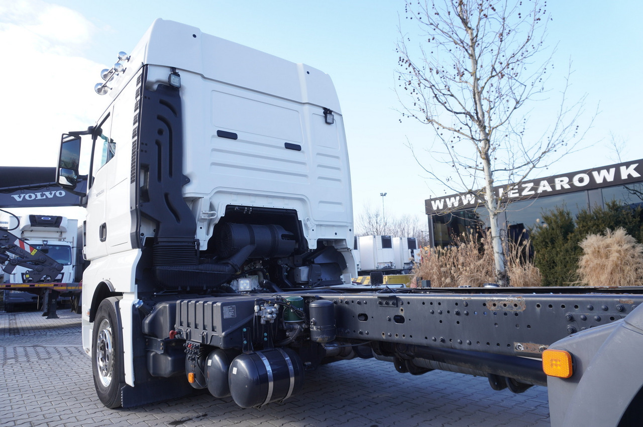 Kamion sa golom šasijom i zatvorenom kabinom MAN TGX 26,500 / 500 HP / steering 3rd axle / 20 t cap. / Chassis 6.5 m: slika 11