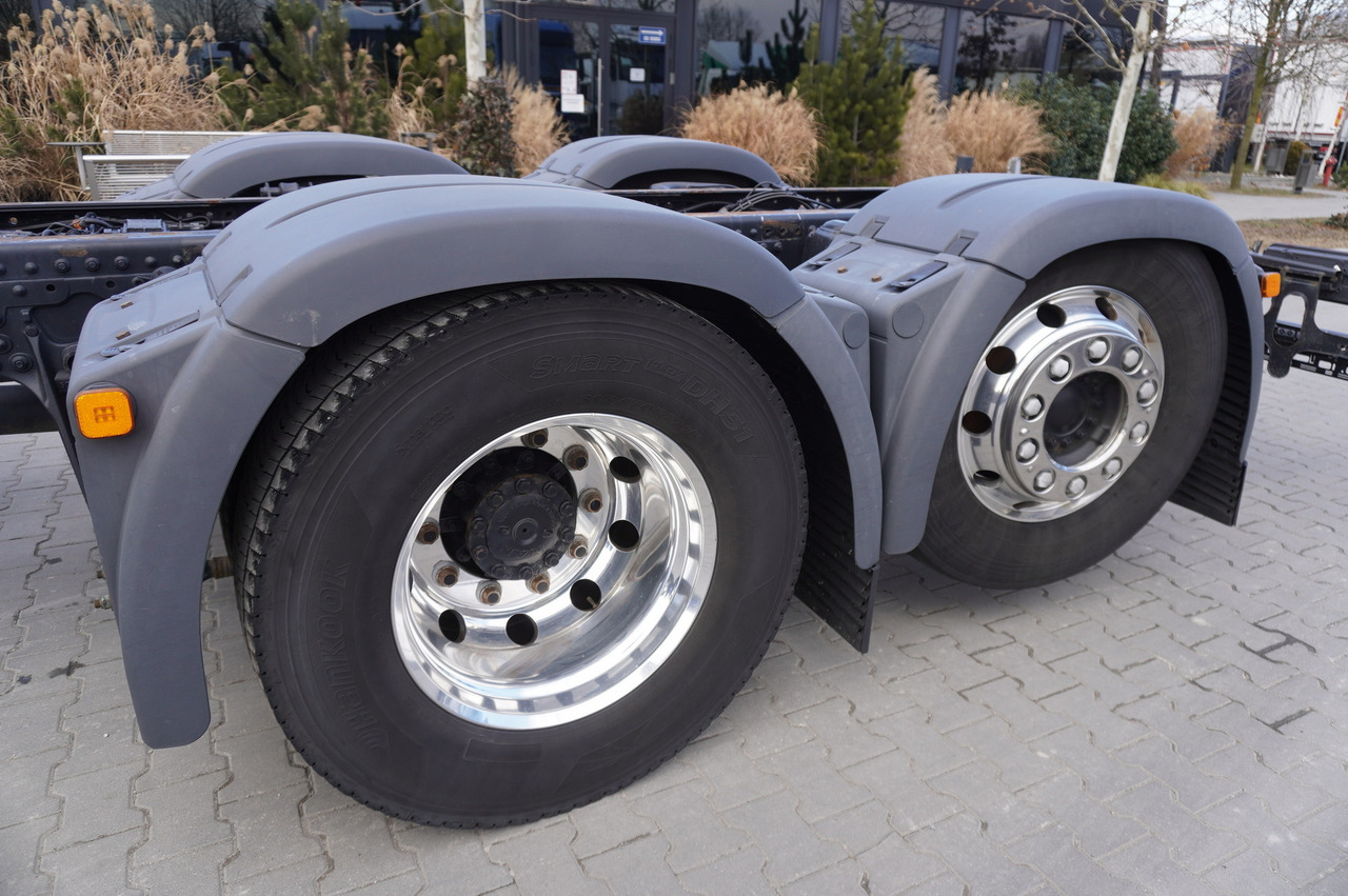 Kamion sa golom šasijom i zatvorenom kabinom MAN TGX 26,500 / 500 HP / steering 3rd axle / 20 t cap. / Chassis 6.5 m: slika 13