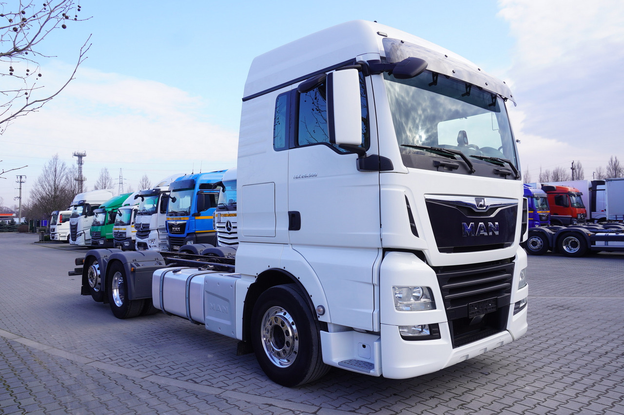 Kamion sa golom šasijom i zatvorenom kabinom MAN TGX 26,500 / 500 HP / steering 3rd axle / 20 t cap. / Chassis 6.5 m: slika 9