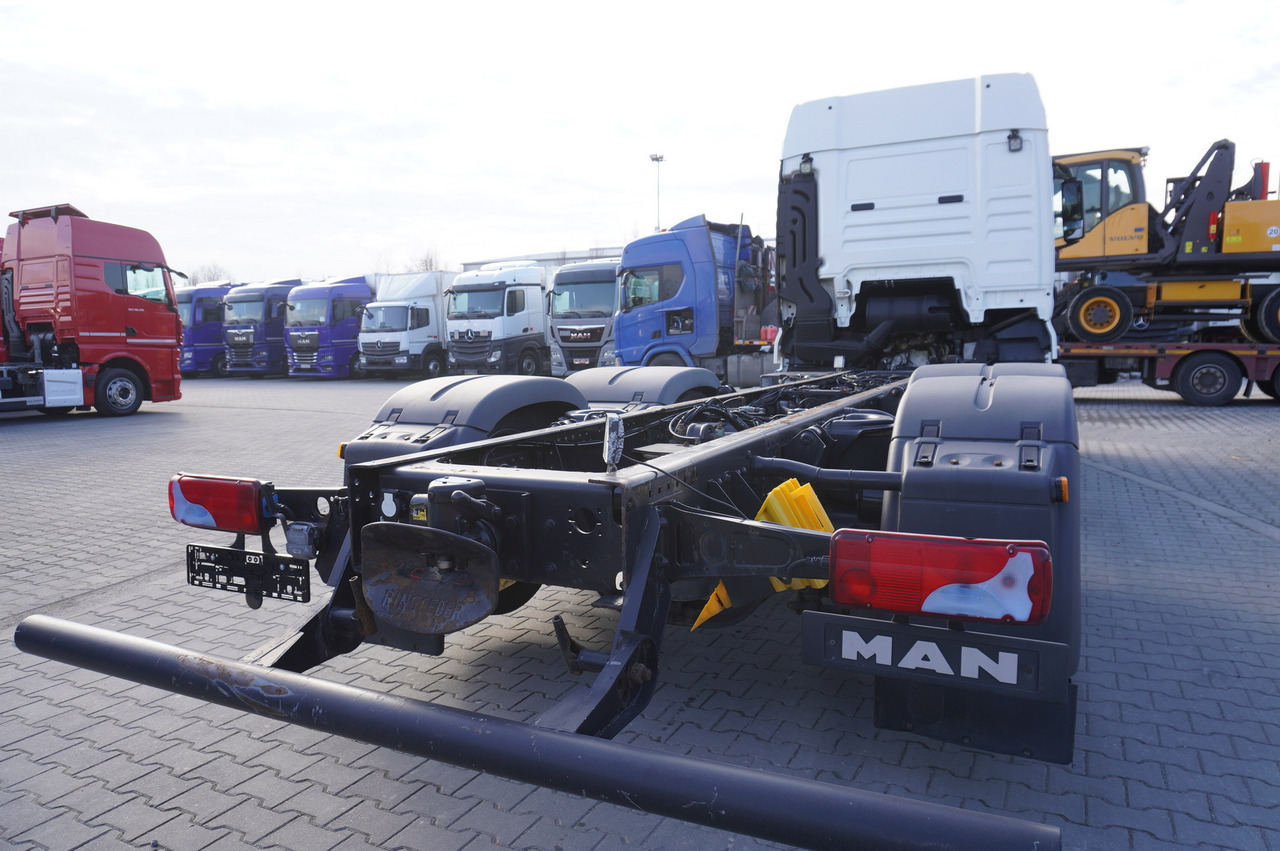 Kamion sa golom šasijom i zatvorenom kabinom MAN TGX 26,500 / 500 HP / steering 3rd axle / 20 t cap. / Chassis 6.5 m: slika 12
