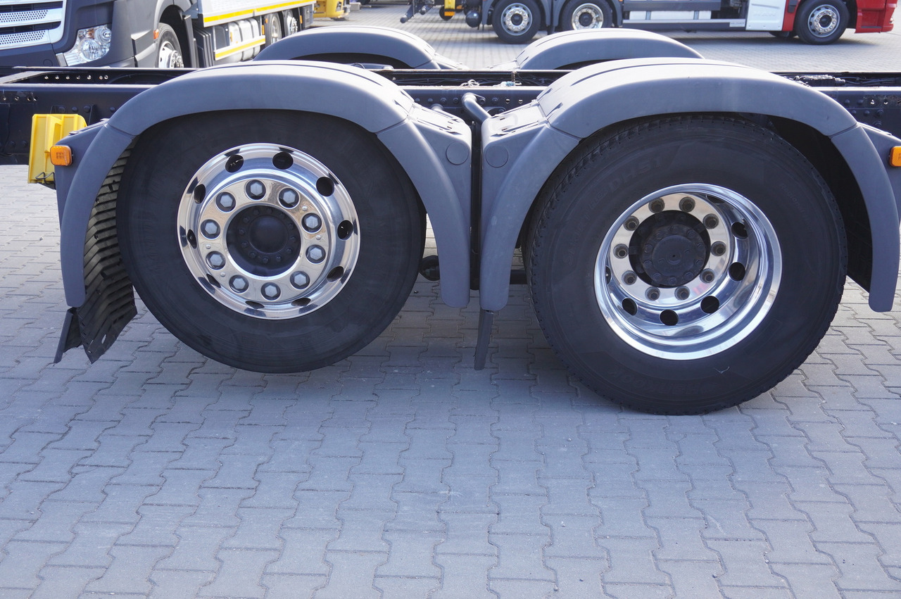 Kamion sa golom šasijom i zatvorenom kabinom MAN TGX 26,500 / 500 HP / steering 3rd axle / 20 t cap. / Chassis 6.5 m: slika 17