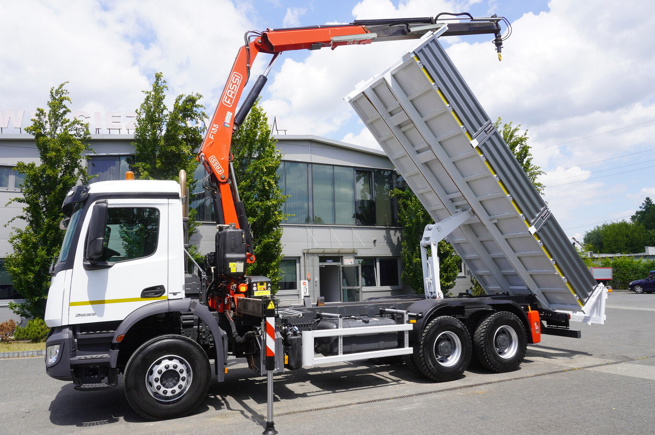 MERCEDES-BENZ AROCS 2633 6x4 / 5.5 T crane FASSI F135 / Tipper 15 EPAL - Kamion sa tovarnim sandukom, Kamion sa dizalicom: slika 5 MERCEDES-BENZ AROCS 2633 6x4 / 5.5 T crane FASSI F135 / Tipper 15 EPAL - Kamion sa tovarnim sandukom, Kamion sa dizalicom: slika 5