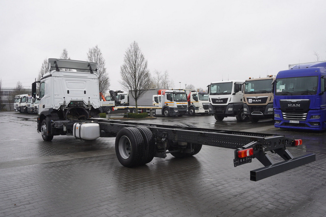 MERCEDES-BENZ Actros 1824 / 9.1 m chassis / ADR AT / sleeping cabin - Kamion sa golom šasijom i zatvorenom kabinom: slika 5 MERCEDES-BENZ Actros 1824 / 9.1 m chassis / ADR AT / sleeping cabin - Kamion sa golom šasijom i zatvorenom kabinom: slika 5