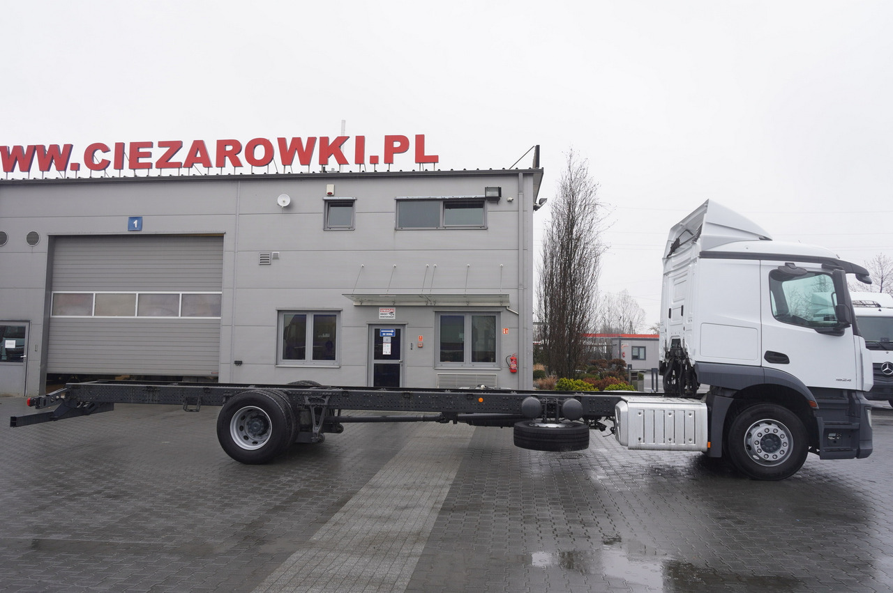 MERCEDES-BENZ Actros 1824 / 9.1 m chassis / ADR AT / sleeping cabin - Kamion sa golom šasijom i zatvorenom kabinom: slika 2 MERCEDES-BENZ Actros 1824 / 9.1 m chassis / ADR AT / sleeping cabin - Kamion sa golom šasijom i zatvorenom kabinom: slika 2
