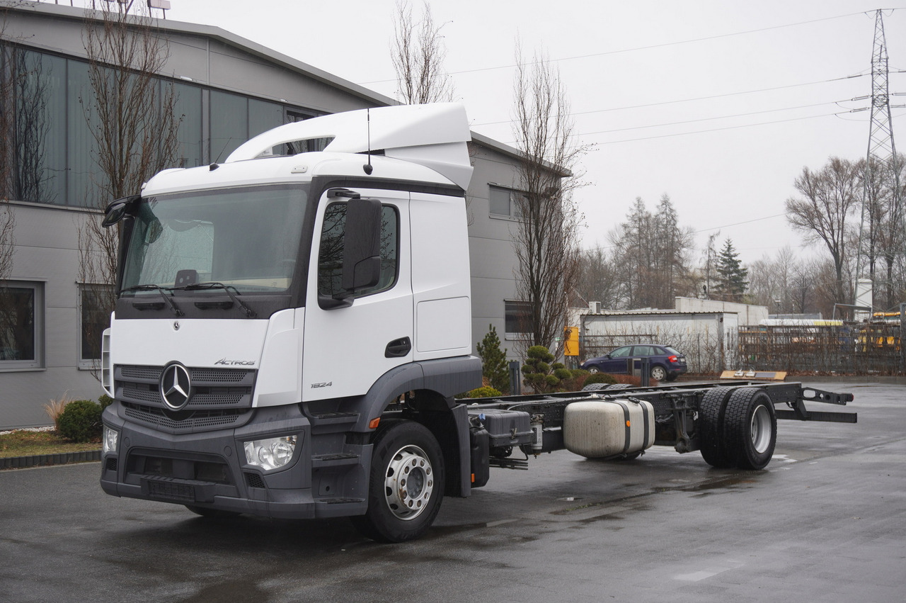 MERCEDES-BENZ Actros 1824 / 9.1 m chassis / sleeping cabin - Kamion sa golom šasijom i zatvorenom kabinom: slika 1 MERCEDES-BENZ Actros 1824 / 9.1 m chassis / sleeping cabin - Kamion sa golom šasijom i zatvorenom kabinom: slika 1