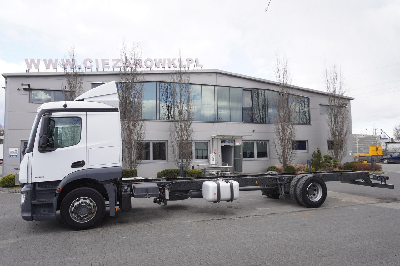 MERCEDES-BENZ Actros 1824 / 9.1 m chassis / sleeping cabin - Kamion sa golom šasijom i zatvorenom kabinom: slika 2 MERCEDES-BENZ Actros 1824 / 9.1 m chassis / sleeping cabin - Kamion sa golom šasijom i zatvorenom kabinom: slika 2