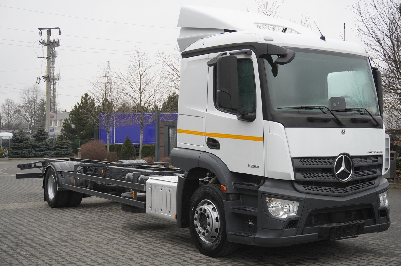 MERCEDES-BENZ Actros 1824 / 9.1 m chassis / sleeping cabin - Kamion sa golom šasijom i zatvorenom kabinom: slika 1 MERCEDES-BENZ Actros 1824 / 9.1 m chassis / sleeping cabin - Kamion sa golom šasijom i zatvorenom kabinom: slika 1