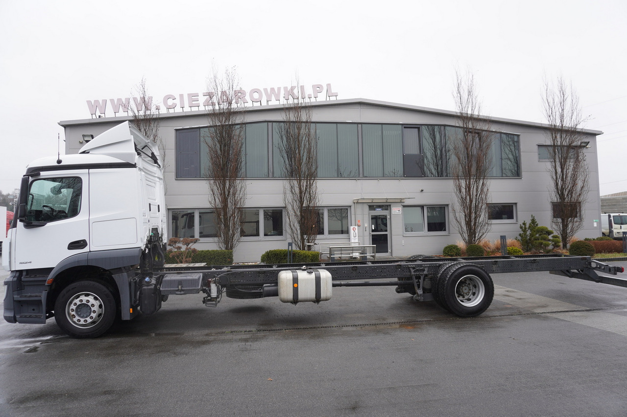 MERCEDES-BENZ Actros 1824 / 9.1 m chassis / sleeping cabin - Kamion sa golom šasijom i zatvorenom kabinom: slika 2 MERCEDES-BENZ Actros 1824 / 9.1 m chassis / sleeping cabin - Kamion sa golom šasijom i zatvorenom kabinom: slika 2