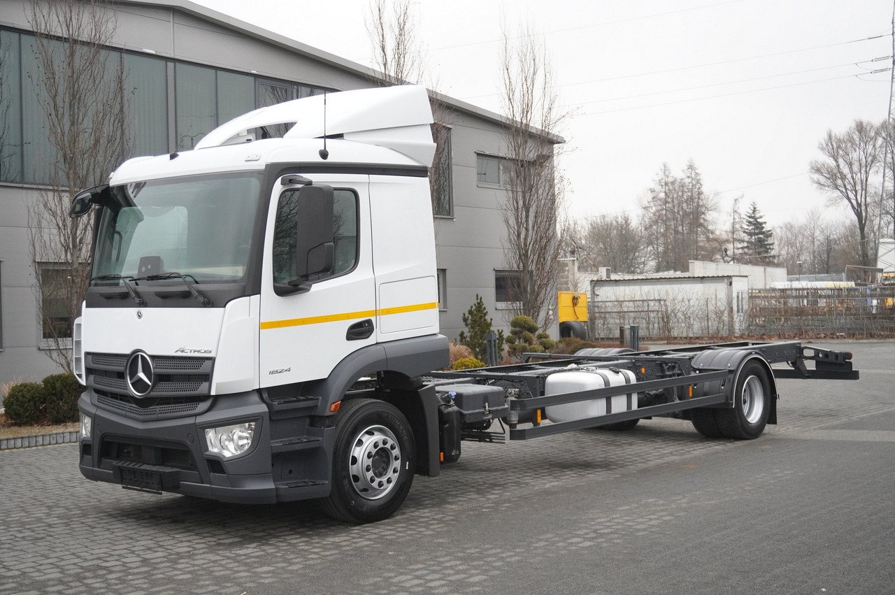 MERCEDES-BENZ Actros 1824 / 9.1 m chassis / sleeping cabin - Kamion sa golom šasijom i zatvorenom kabinom: slika 2 MERCEDES-BENZ Actros 1824 / 9.1 m chassis / sleeping cabin - Kamion sa golom šasijom i zatvorenom kabinom: slika 2